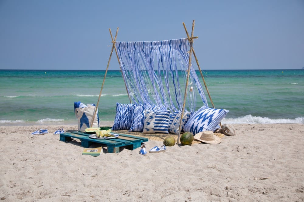 LA PRESTIGIOSA GUÍA MALLORQUISSIMO HA ELEGIDO LAS TELAS IKAT EN AZUL DE TEIXITS VICENS PARA SU PORTADA.