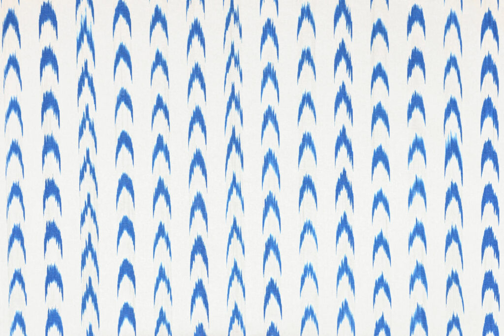 Primer plano de tejido azul con diseño tradicional mallorquín estilo llengües