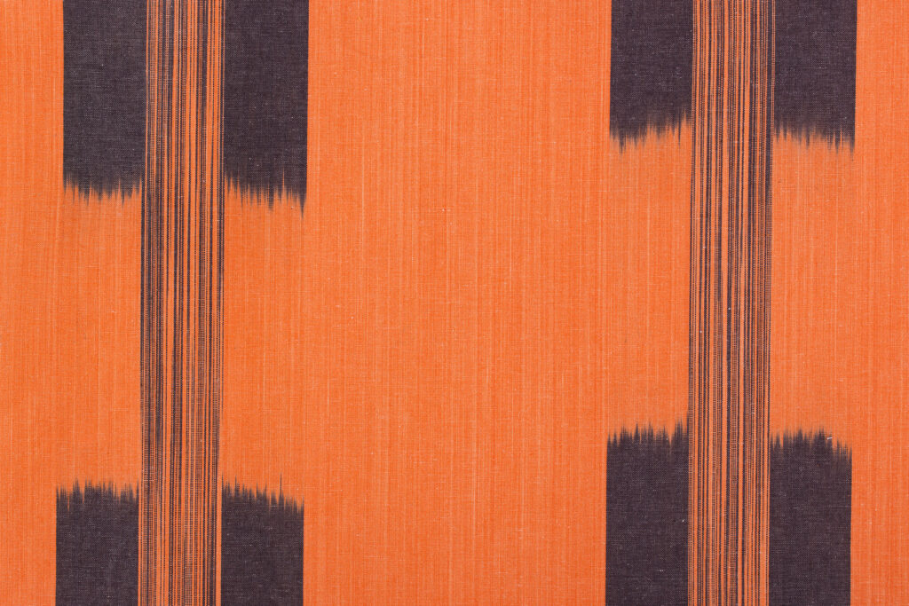 Tela mallorquina modelo 122 en naranja y negro de Teixits Vicens