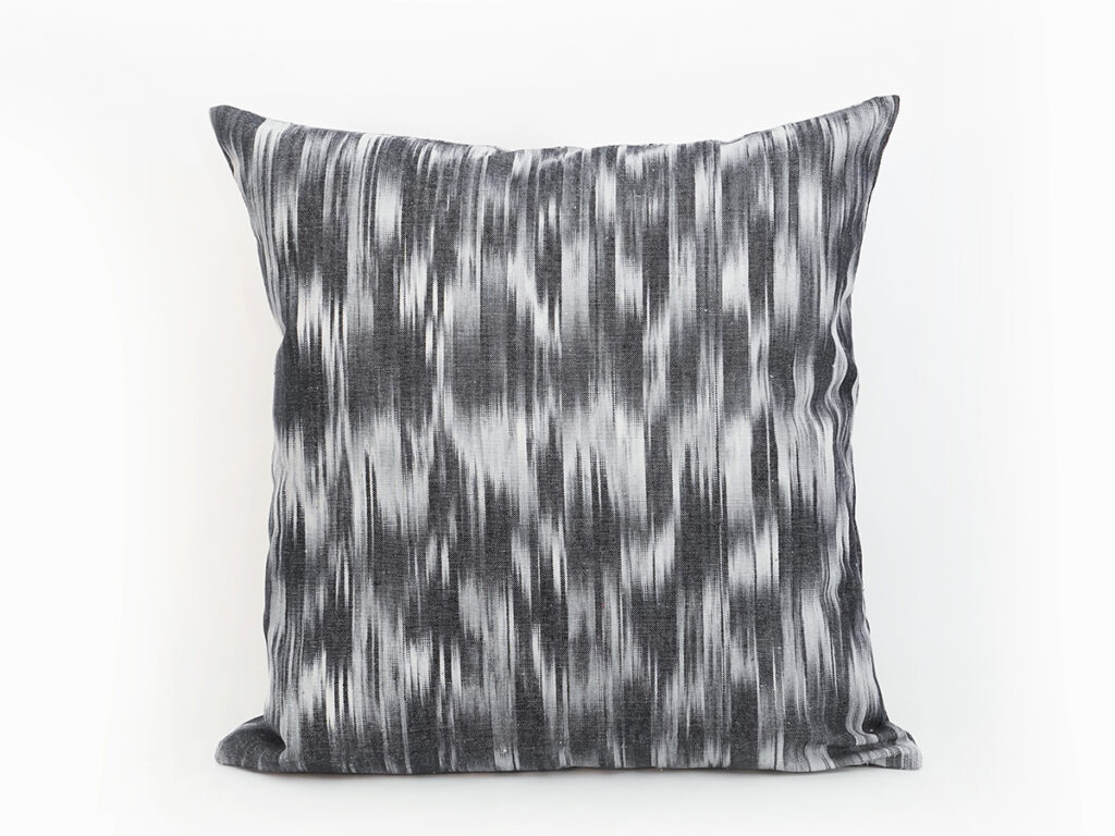 Cojín artesanal modelo 107 en color negro con diseño de llengües de Teixits Vicens