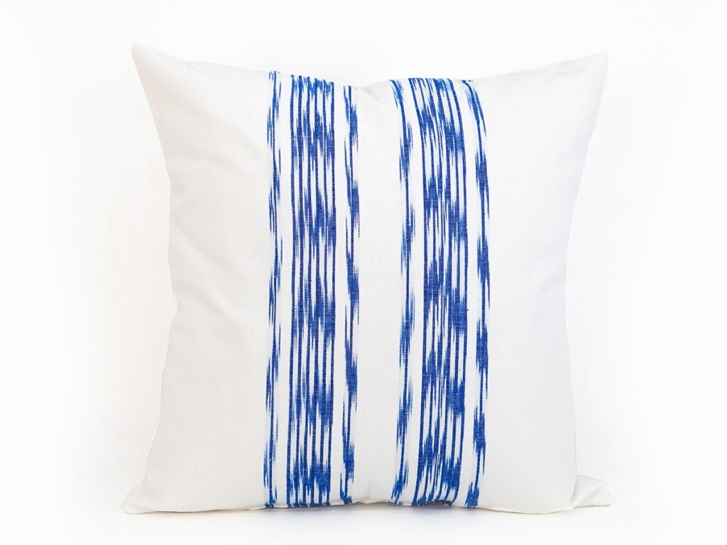 Cojín artesanal modelo 235 en azul con tejido mallorquín de Teixits Vicens