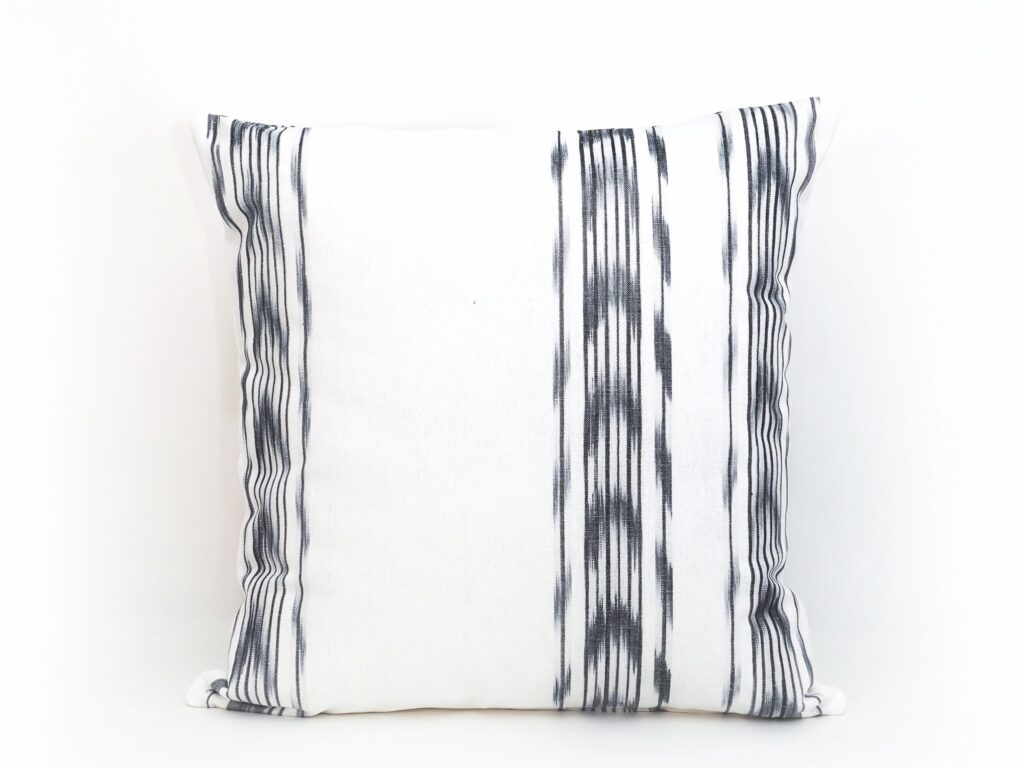 Cojín artesanal modelo 235 en gris con tejido mallorquín de Teixits Vicens