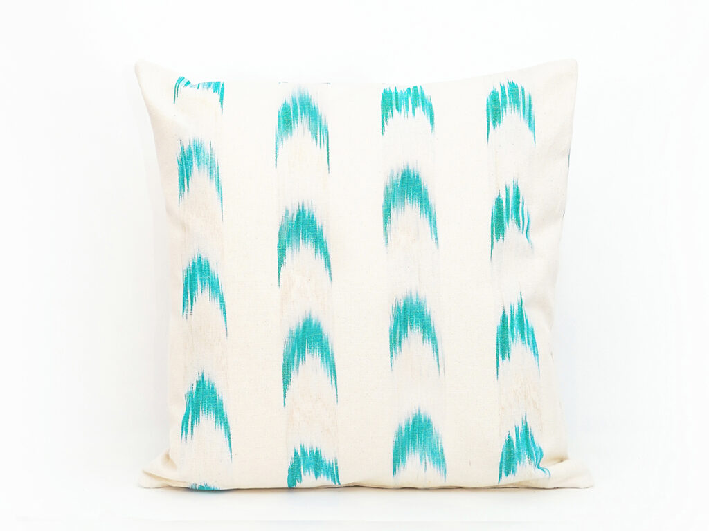 Cojín artesanal modelo 61 en verde con diseño de llengües de Teixits Vicens