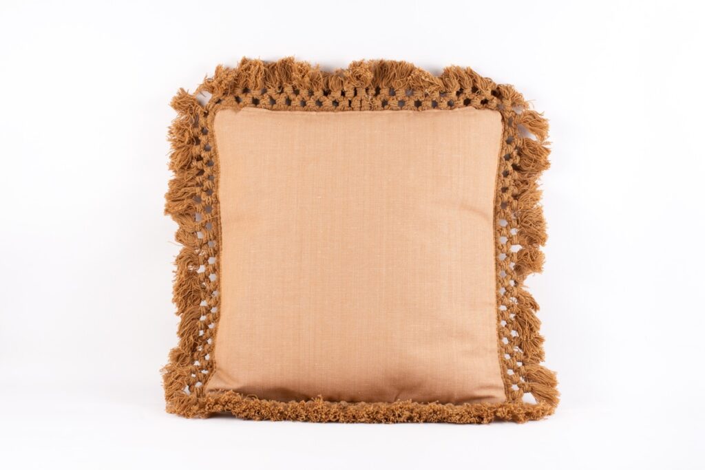 Cojín artesanal con flecos en color tostado de Teixits Vicens, diseño sobrio y tradicional mallorquín