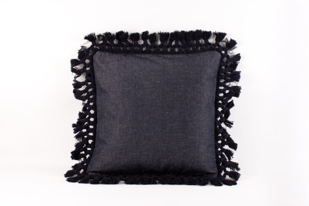 Cojín negro con flecos decorativos de Teixits Vicens, diseño artesanal mallorquín