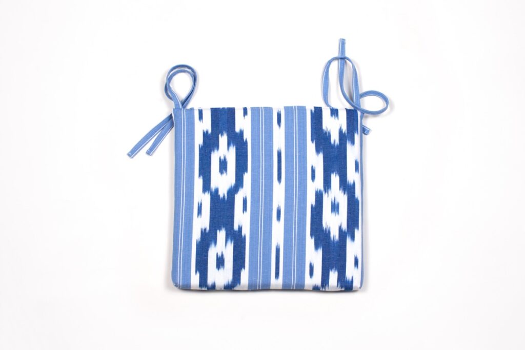 Cojín de silla con lazos en tela mallorquina azul celeste y blanco de Teixits Vicens