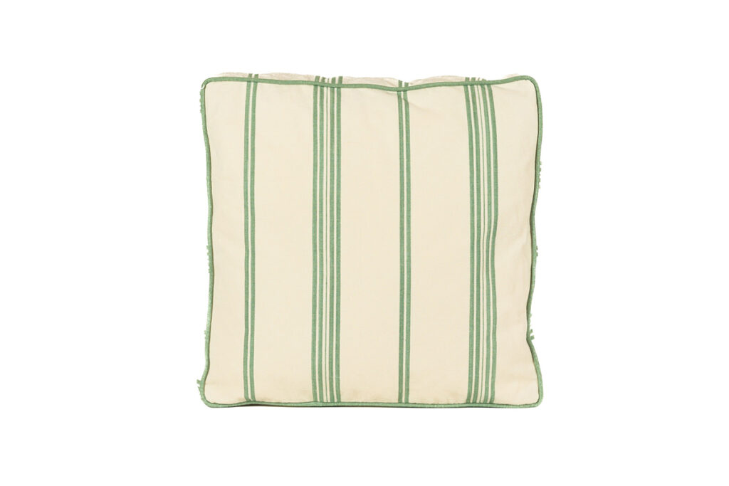 Cojín cuadrado con rayas verdes sobre fondo beige de Teixits Vicens, tejido mallorquín artesanal