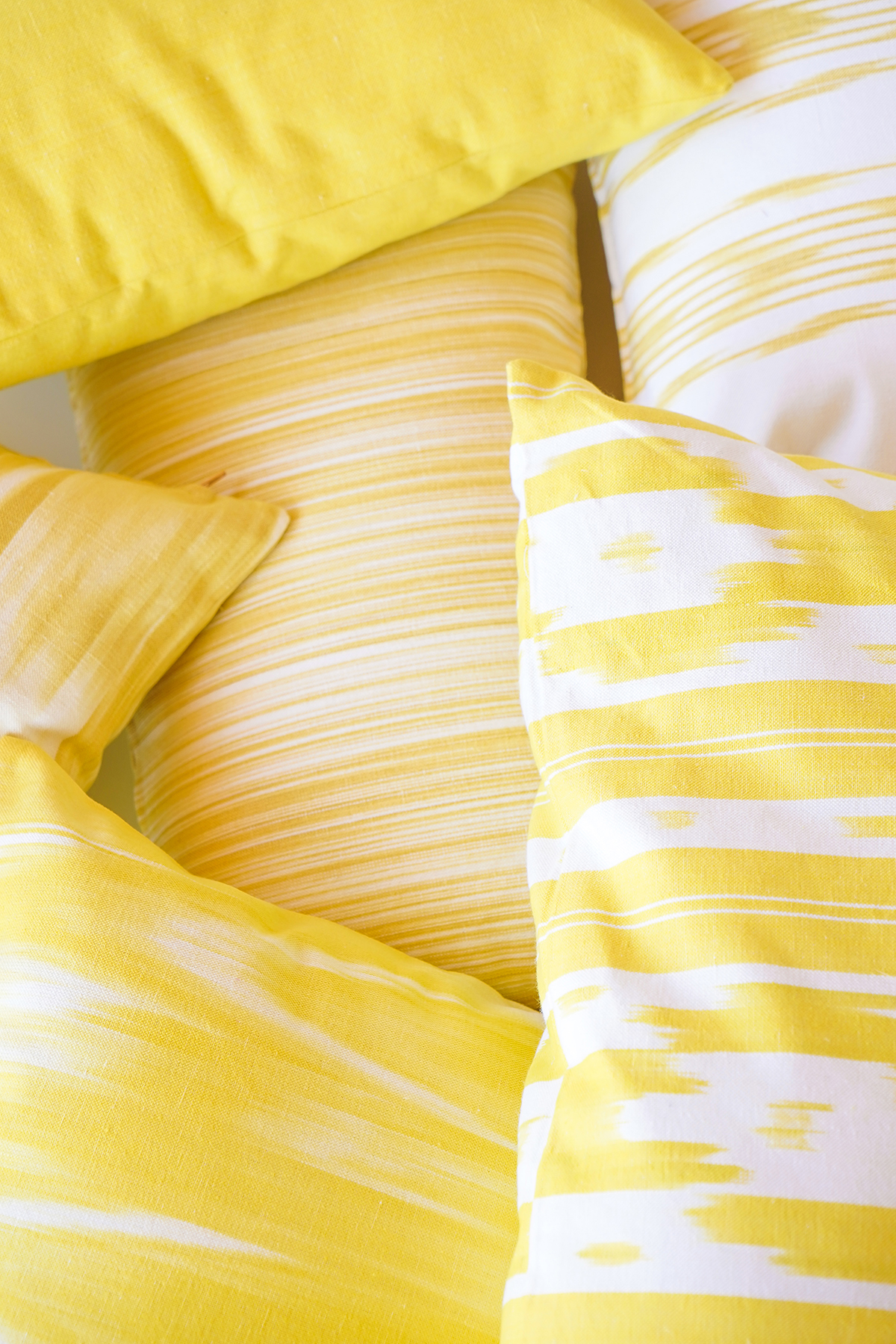 Kissen aus mallorquinischem Ikat-Stoff 107 Gelb – Bild 2