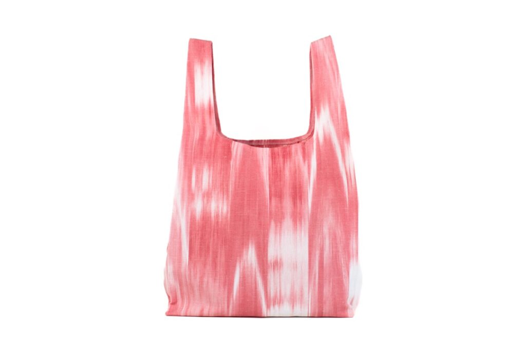 Bolsa de tela reutilizable en diseño mallorquín rosa de Teixits Vicens, ideal para compras sostenibles