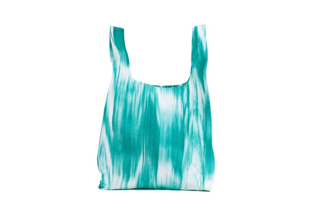 Bolso artesanal confeccionado con tela mallorquina verde claro de Teixits Vicens