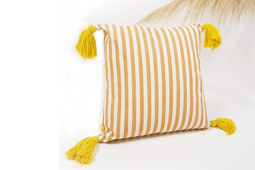 Cojín con pompones en tejido mallorquín modelo 240 en tono torrado de Teixits Vicens