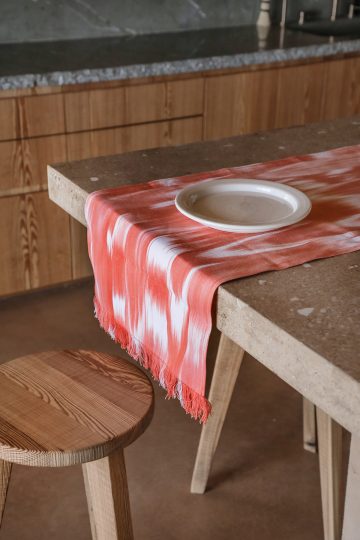 Camí de taula ikat 101 Escarlata