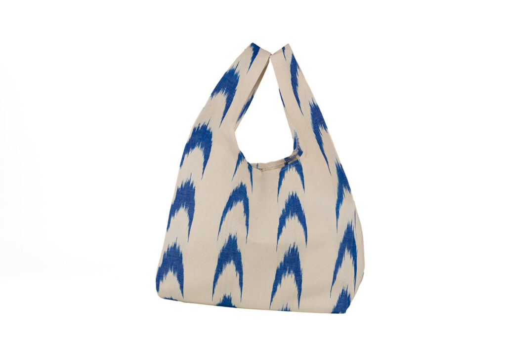 Bolsa de compra pequeña con tejido mallorquín modelo 61 en azul de Teixits Vicens