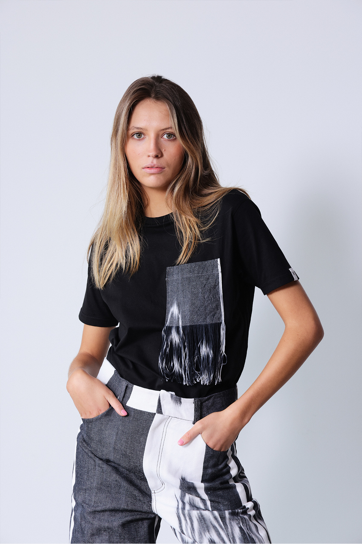 Schwarzes T-Shirt mit Ikat-Stofftasche und Fransen124 schwarz