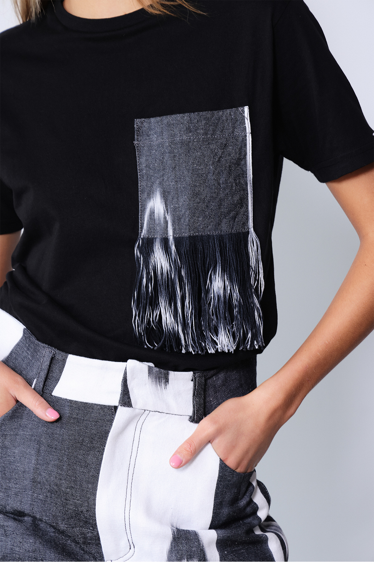 Schwarzes T-Shirt mit Ikat-Stofftasche und Fransen124 schwarz - Image 2