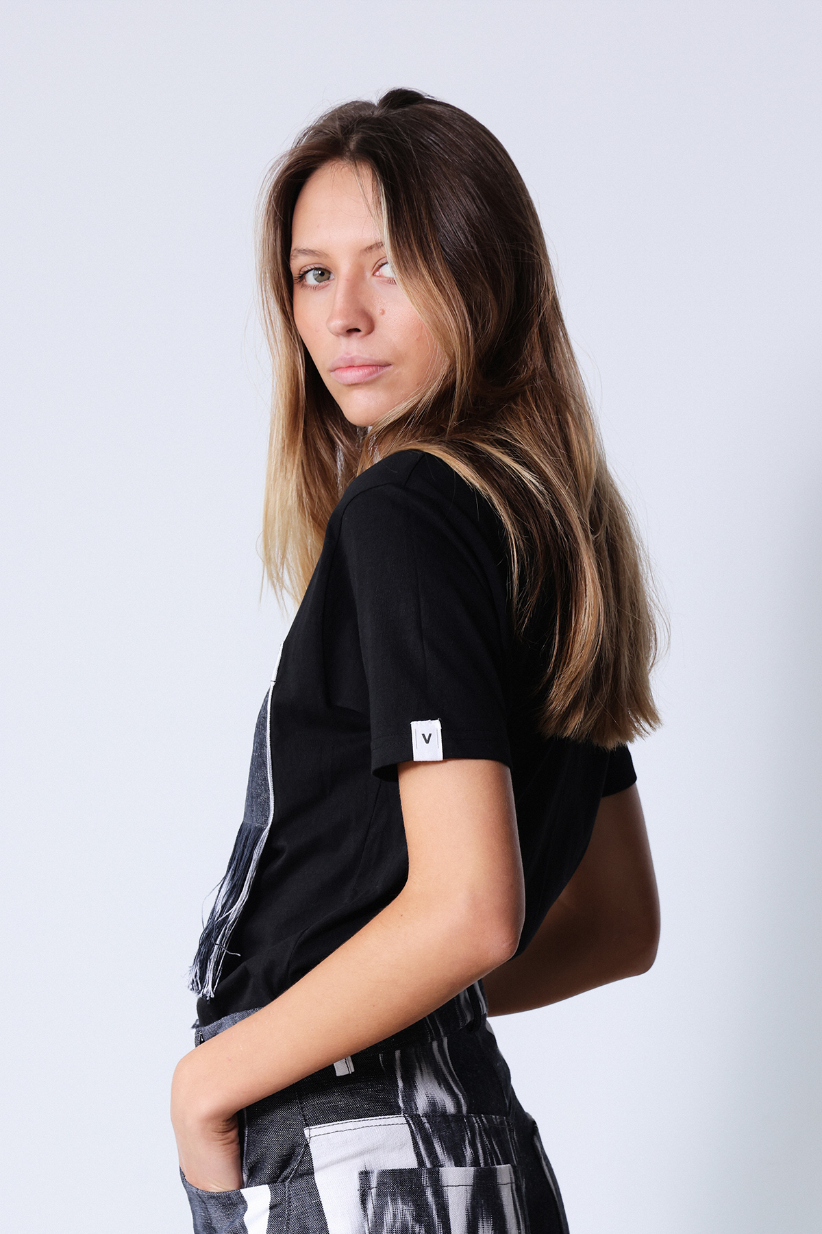 Schwarzes T-Shirt mit Ikat-Stofftasche und Fransen124 schwarz - Image 3