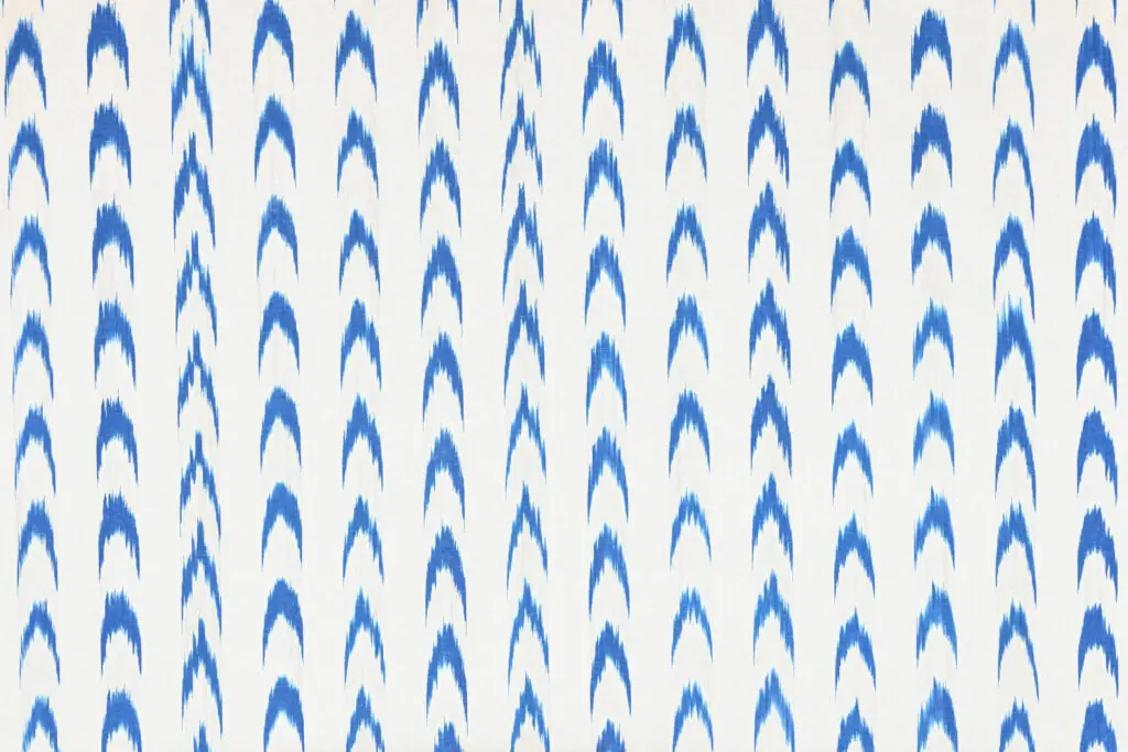 Primer plano de tejido azul con diseño tradicional mallorquín estilo llengües