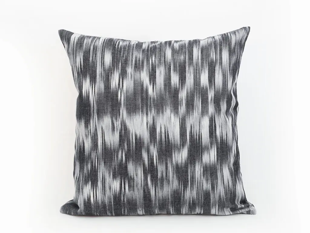 Cojín artesanal modelo 107 en color negro con diseño de llengües de Teixits Vicens