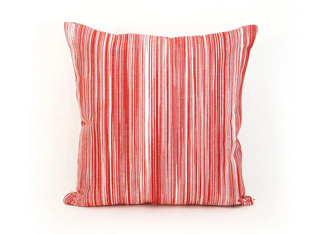 Coixí artesanal model 213 en vermell de Teixits Vicens, disseny mallorquí de llengües