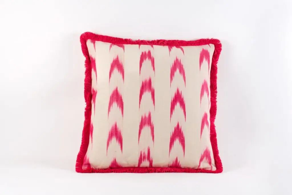 Cojín decorativo con flecos y tela mallorquina artesanal en blanco y rojo de Teixits Vicens