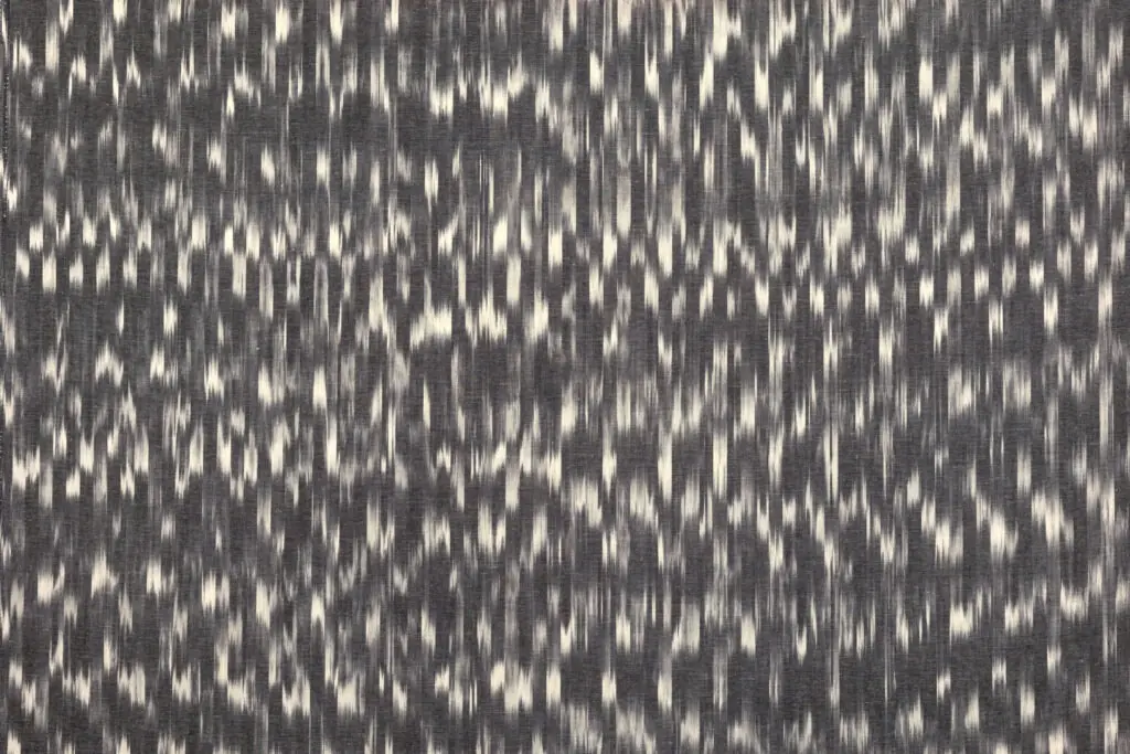 Tejido ikat mallorquín en blanco y negro con patrón de lenguas tradicional