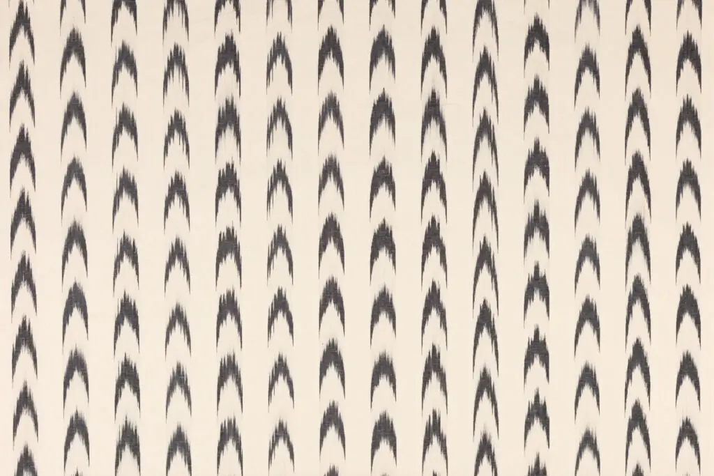 tejido ikat mallorquín en blanco y negro con patrón de lenguas tradicional