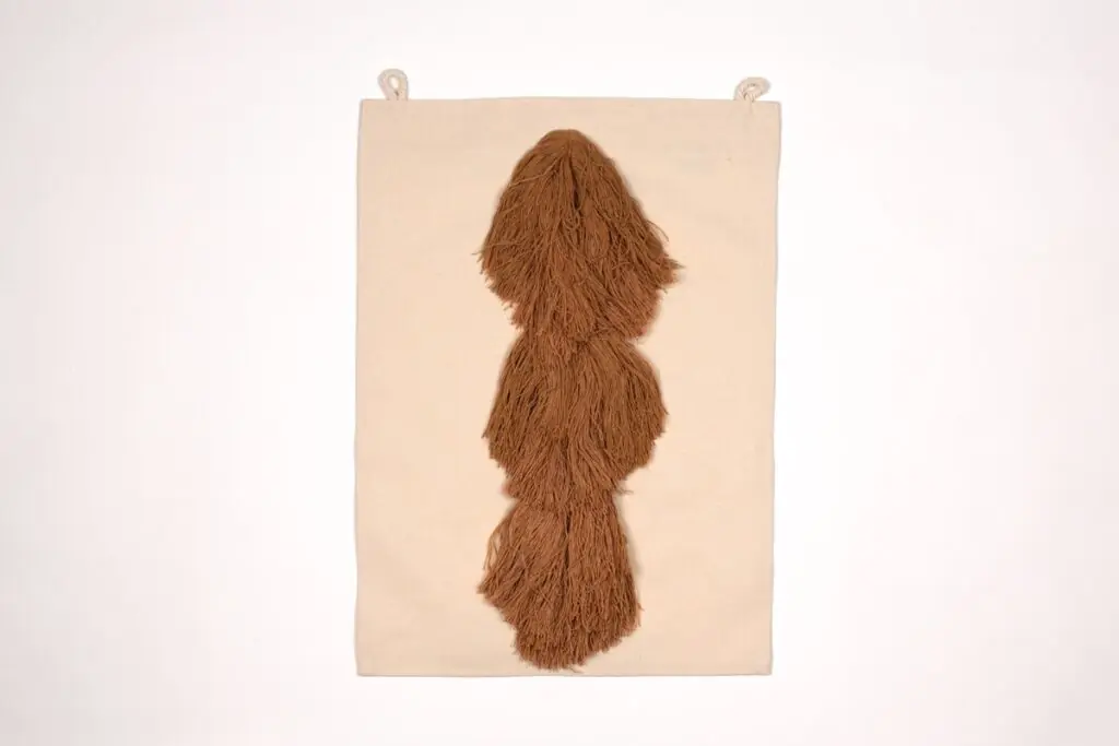 Tapiz artesanal con borlas marrones de estilo tradicional en tela beige de Teixits Vicens