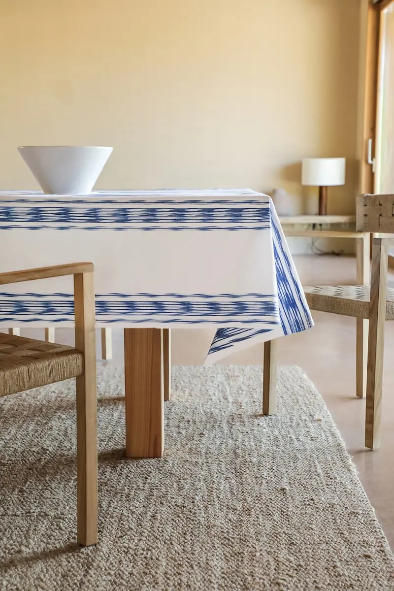 Tischdecke mit Gehrungskante
